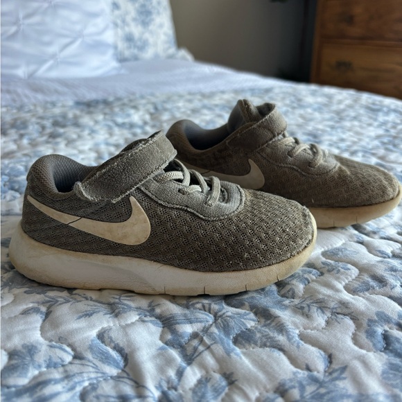 Nike Toddler Shoes Size 9 - Picture 3 of 5